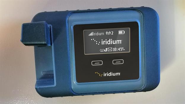 Das „Iridium Go“ ist ein Telefon, welches die Verbindung über Satelliten herstellt. Damit ist es möglich, weltweit von jedem Standort ein Gespräch zu führen oder die Wettervorhersagen zu empfangen.