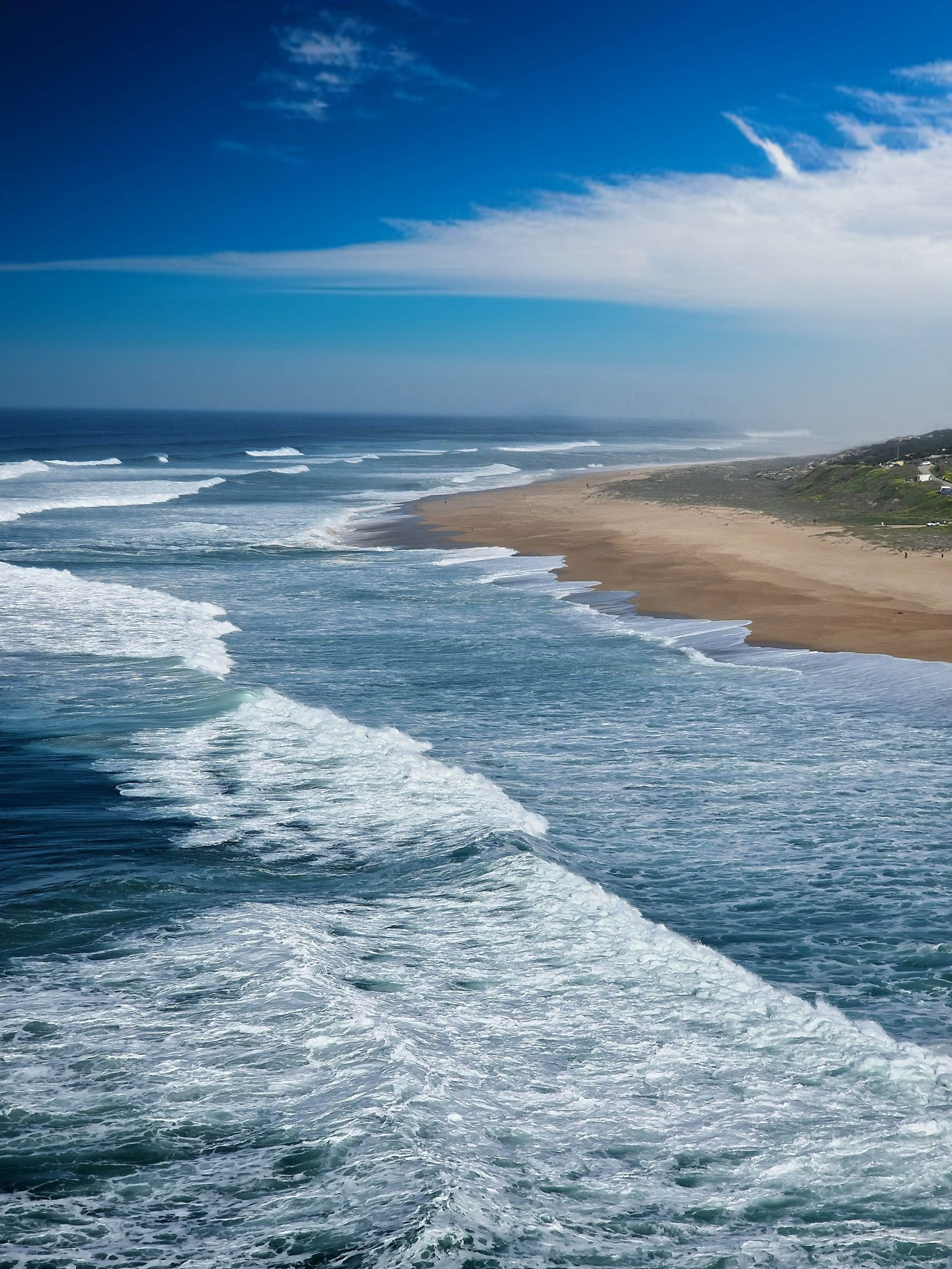 Die Wellen von Nazaré sind so gigantisch, dass selbst Poseidon hier vermutlich zweimal überlegt, bevor er ins Wasser springt. 🏄‍♂️🌊 Mit Höhen von bis zu 30 Metern sind sie die „Wolkenkratzer“ des Ozeans – perfekt für Surfer, die Adrenalin lieben und gleichzeitig ihr Leben ein bisschen aufs Spiel setzen wollen. Der Strand von Nazaré ist im Sommer ein idyllischer Ort, aber im Winter verwandelt er sich in eine Bühne für die spektakulärste Wellenshow der Welt. Die Einheimischen schauen entspannt zu, während Surfer aus aller Welt anreisen, um sich auf diese flüssigen Monster zu stürzen.  Wenn du auf das Bild klickst, kannst du sehen, wie hoch diese Wasserriesen wirklich werden können. Das Maximum? Sage und schreibe 35 Meter! Da könnte selbst ein Surfer mit Höhenangst ins Schwitzen kommen :-)) ...
(02.2024)