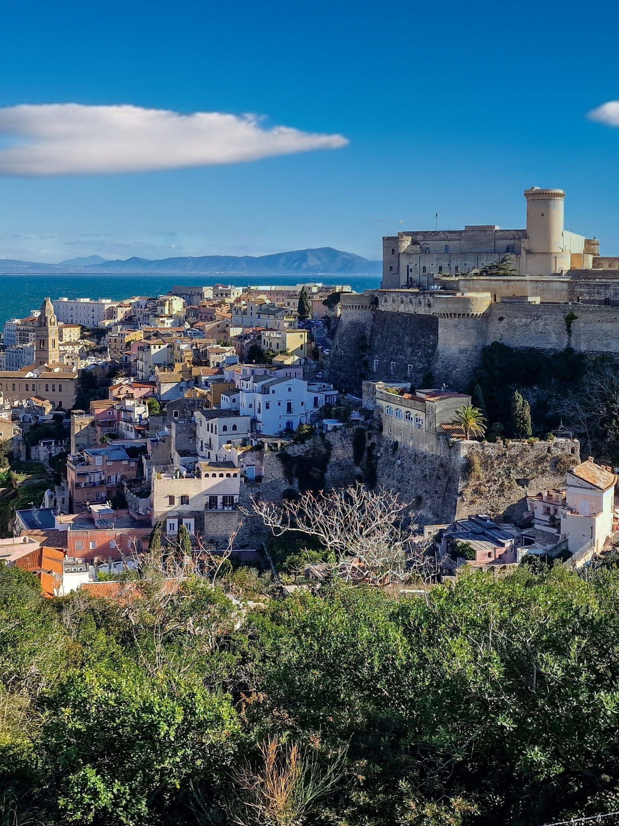 Gaeta ist eine kleine historische Stadt zwischen Rom und Neapel. Wir haben im Jahr 2021 ein halbes Jahr in dieser charmanten Stadt verbracht und sind nun auf dem Weg nach Apulien erneut hierher gereist, um alte Erinnerungen aufzufrischen. Es ist, als würden wir einen alten Freund besuchen, der immer noch denselben Charme und dieselben Geschichten hat – nur mit ein paar neuen Falten und vielleicht einem zusätzlichen Café. 😄
(01.2025)