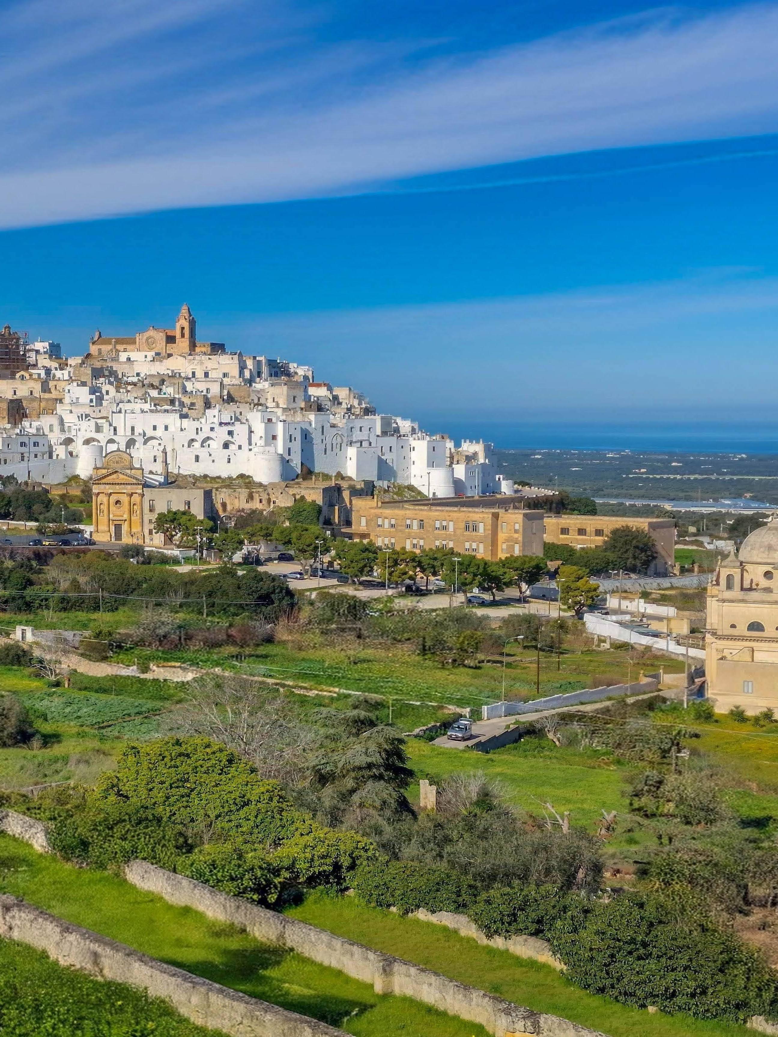 Wir sind nach Ostuni gefahren, ungefähr 30 Fahrminuten von unserem "Housesit" entfernt. Die Schönheit dieser weißen Stadt verzaubert uns ... Es schien, als hätte jemand einen riesigen Eimer strahlend weißer Farbe über das gesamte Stadtzentrum gekippt! Während wir durch die engen, labyrinthartigen Gassen schlenderten, entdeckten wir charmante kleine Boutiquen, gemütliche Cafés und historische Kirchen, die von längst vergangenen Geschichten zu erzählen schienen.
(01.2025)