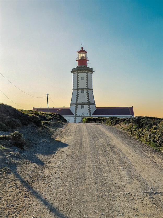 Der Leuchtturm Farol do Cabo Espichel thront majestätisch auf den Klippen der portugiesischen Küste, wo der Atlantik seine wilden Wellen gegen die Felsen schlägt. Mit seinem markanten weiß-roten Anstrich und der malerischen Umgebung ist er nicht nur ein wichtiges Seezeichen, sondern auch ein romantischer Ort, der Besucher mit atemberaubenden Ausblicken und einer Prise Abenteuergefühl verzaubert. Ein wahrer Wächter des Meeres!
(12.2023)