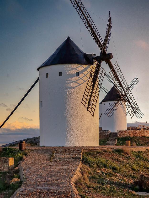 Die Windmühlen sind ein faszinierendes Beispiel spanischer Geschichte und Kultur und sie erinnern an die berühmten Abenteuer von Don Quijote und seinem treuen Gefährten Sancho Panza. Ein Spaziergang zu den Windmühlen fühlt sich an wie eine Reise in die Vergangenheit, bei der man die sanfte Brise und die atemberaubende Aussicht über die Landschaft genießen kann.
(01.2024)