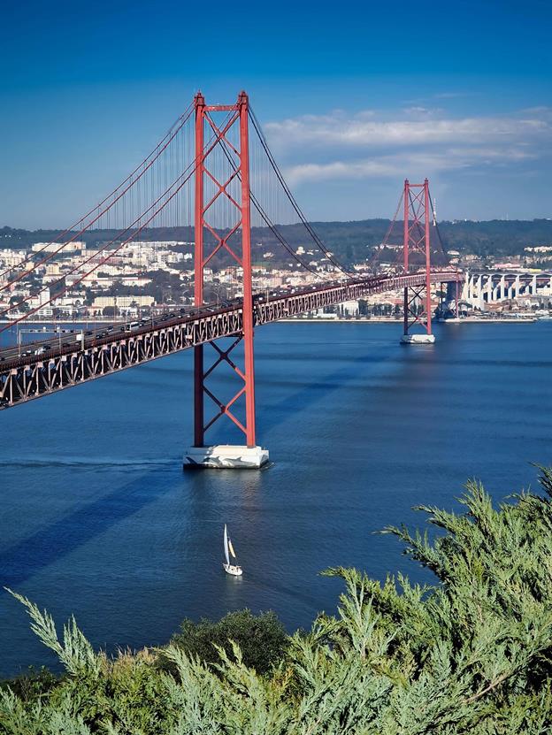 Die Ponte 25 de Abril, die sich majestätisch über den Tejo erstreckt, ist nicht nur ein beeindruckendes Bauwerk, sondern auch ein echter Hingucker. Man könnte fast meinen, sie sei die kleine Schwester der Golden Gate Bridge – nur mit mehr portugiesischem Flair und weniger Nebel.
(02.2024)