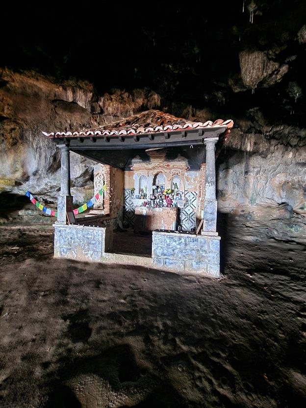 Die Lapa (Grotte) de Santa Margarida ist eine winzige Kapelle, die in eine Felswand bei Sesimbra in Portugal gebaut wurde. Sie ist so versteckt, dass man fast denken könnte, sie sei von einem einsamen Eremiten errichtet worden, der dachte: „Hier stört mich niemand – nicht mal die Ziegen!“ Die Kapelle ist nur zu Fuß oder mit dem Boot erreichbar, was ihr einen Hauch von Abenteuer verleiht ....
(09.2024)