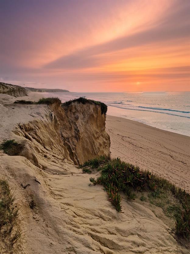 Die paradiesischen Strände von Portugal sind wie geschaffen für endlose Spaziergänge. Hier können wir den Sand zwischen den Zehen spüren, während die sanften Wellen des Atlantiks uns die vergangenen Geschichten unserer Segel-Abenteuer wieder in Erinnerung zuflüstern.
(02.2024)