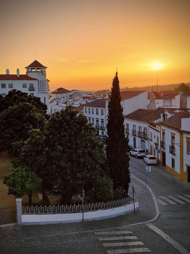 Évora in Portugal ist wie eine Zeitreise ins Herz der Geschichte, verpackt in eine malerische, sonnenverwöhnte Stadt. Eingebettet in die weiten Ebenen des Alentejo bezaubert Évora mit ihrem Mix aus römischen Ruinen, mittelalterlichen Gassen und weiß getünchten Häusern, die sich unter der portugiesischen Sonne in warmen Tönen präsentieren.
(04.2024)