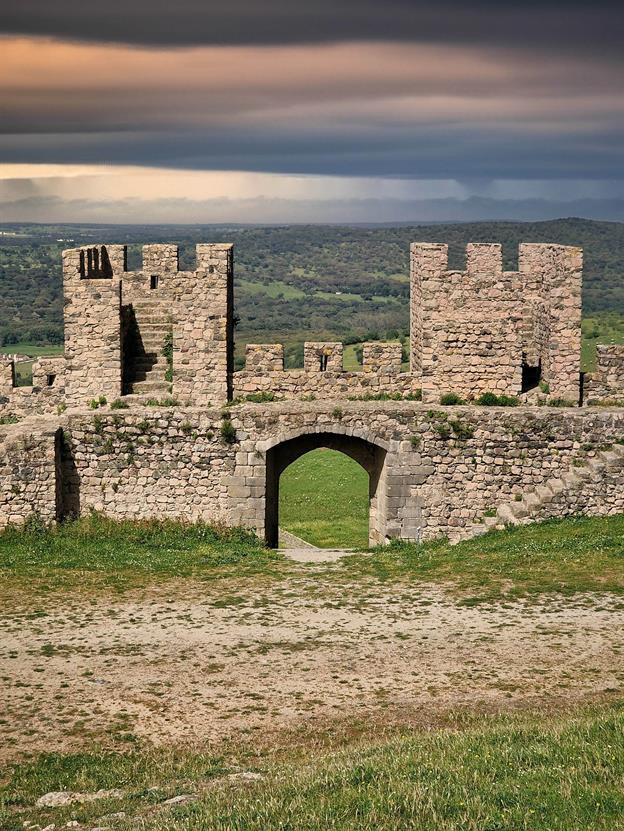 Das Castle of Arraiolos ist ein charmantes und historisches Bauwerk, das im gleichnamigen Dorf Arraiolos in der Region Alentejo in Portugal liegt. Arraiolos ist vor allem für seine handgeknüpften Teppiche bekannt, aber das Schloss ist definitiv einen Besuch wert – auch wenn es nicht mehr in seiner vollen Pracht erhalten ist.
(04.2024)