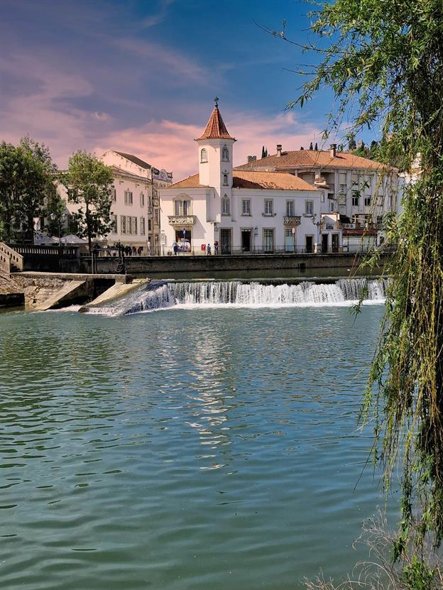 Tomar liegt etwa 100 km nordöstlich von Lissabon. Sie ist bekannt für das beeindruckende Convento de Cristo, ein UNESCO-Weltkulturerbe, das ursprünglich von den Tempelrittern im 12. Jahrhundert erbaut wurde. Die Stadt hat eine reiche Geschichte, die bis in die Zeit der Reconquista zurückreicht, als sie 1147 von den Mauren erobert wurde ...
(04.2024)