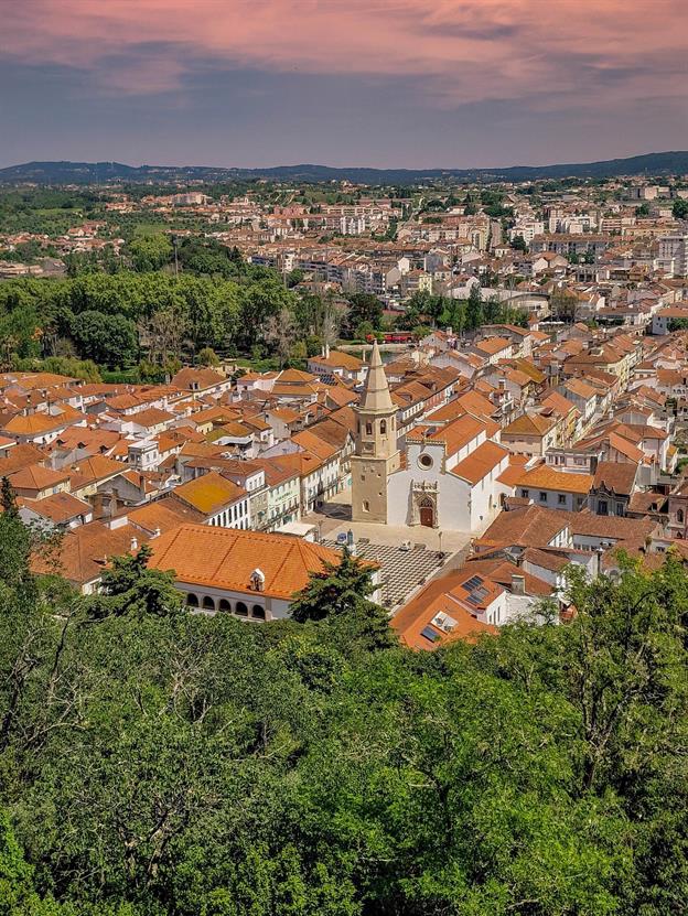 Tomar ist wie ein Schatz, der sich entlang des Flusses Nabão ausbreitet und Geschichte, Mystik und Charme vereint. Die Stadt ist untrennbar mit den Tempelrittern verbunden, und ihr berühmtestes Wahrzeichen, das Convento de Cristo, thront stolz über der Stadt wie ein Wächter aus vergangenen Zeiten. Mit seinen geheimnisvollen Kreuzgängen, kunstvollen Fenstern und der berühmten Charola (einem runden Templerheiligtum) fühlt man sich hier fast wie in einem Dan-Brown-Roman. Doch Tomar ist mehr als nur Geschichte: Die engen Gassen der Altstadt, gesäumt von pastellfarbenen Häusern und blumengeschmückten Balkonen, laden zum Schlendern ein. Der Fluss, der sich durch die Stadt schlängelt, verleiht ihr eine romantische Note, und die Einheimischen strahlen eine herzliche Gelassenheit aus. Tomar ist ein Ort, der Geschichtsliebhaber, Romantiker und Neugierige gleichermaßen verzaubert – eine kleine Perle im Herzen Portugals, die man einfach lieben muss.
(04.2024)