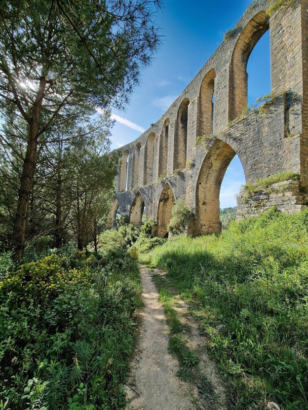 Der Aqueduto do Convento de Cristo in Tomar ist ein beeindruckendes Bauwerk, das beweist, dass die Portugiesen schon vor Jahrhunderten wussten: „Wasser ist wichtig, aber warum nicht mit Stil?“ Dieser gewaltige Aquädukt, gebaut im 16. Jahrhundert, erstreckt sich über 6 Kilometer und besteht aus 180 Bögen. Die Pegões Altos, der höchste Teil des Aquädukts, ragen stolz in die Höhe und scheinen zu sagen: „Schaut her, wir tragen nicht nur Wasser, wir tragen auch architektonischen Stolz!“ Mit 30 Metern Höhe ist dieser Abschnitt sehr imposant und das Aquädukt funktioniert noch heute! Fazit: Der Aqueduto do Convento de Cristo ist nicht nur ein Meisterwerk der Technik, sondern auch ein Beweis dafür, dass die Portugiesen schon immer wussten, wie man praktische Dinge mit einer Prise Grandiosität verbindet.
(04.2024)