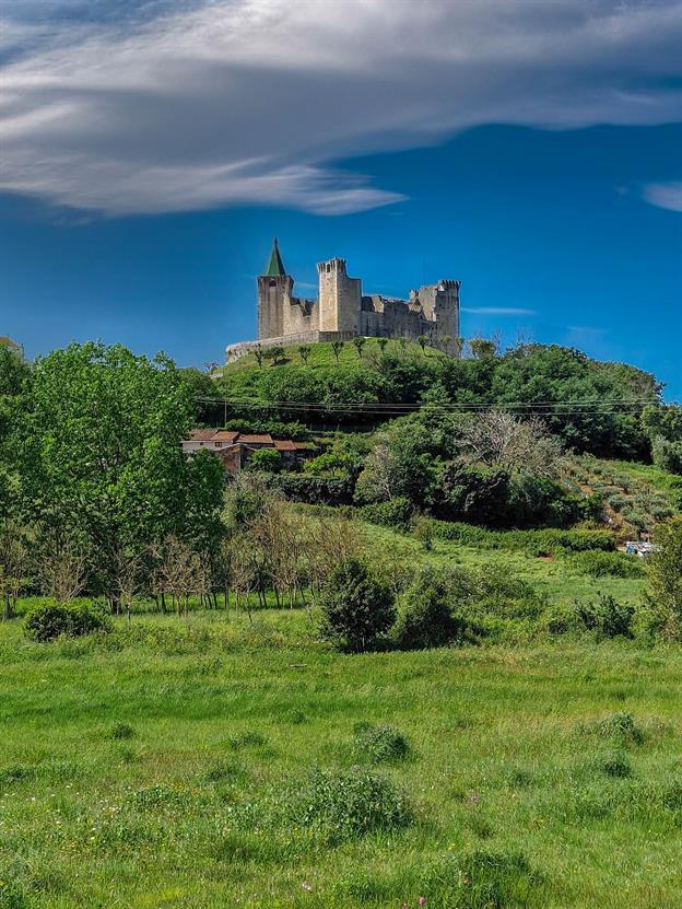 Porto de Mós ist ein charmantes Städtchen in der Region Leiria, Portugal, das sich wie ein verstecktes Juwel in einem Tal versteckt. Die imposante Burg von Porto de Mós thront stolz auf einem Hügel und bietet einen atemberaubenden Blick auf die Umgebung. Es ist, als ob die Burg selbst beschlossen hat, den besten Platz für einen Sonnenuntergang zu beanspruchen.
(04.2024)