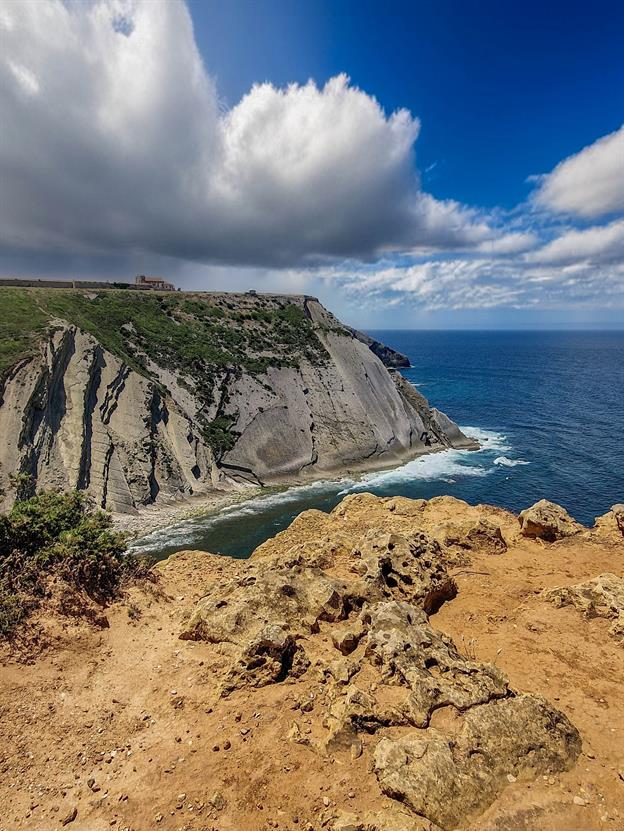 Das Santuário de Nossa Senhora do Cabo Espichel, auch bekannt als Santuário de Nossa Senhora da Pedra da Mua, ist ein beeindruckendes Heiligtum, das sich majestätisch auf den Klippen des Cabo Espichel erhebt ....
(05.2024)