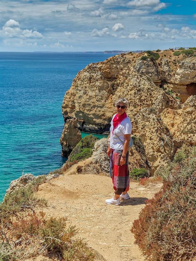 Die felsige Küste der Algarve in Portugal ist ein wahres Naturwunder. Mit ihren dramatischen Klippen, versteckten Buchten und goldenen Stränden bietet sie eine atemberaubende Kulisse, die jeden Besucher verzaubert. Die Felsformationen, die über Jahrtausende vom Atlantik geformt wurden, wirken wie Kunstwerke der Natur.
(05.2024)