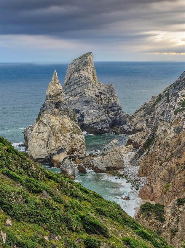 Portugals Küsten sind wie eine Liebeserklärung an den Atlantik – wild, romantisch und voller Überraschungen. Perfekt für alle, die mehr als nur Sonnencreme und Strandtücher im Gepäck haben wollen!
(07.2024)