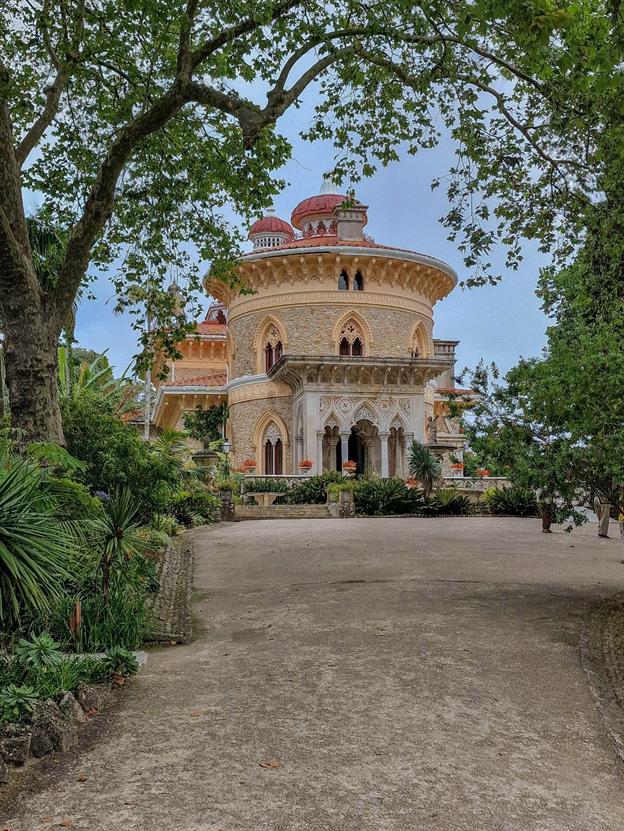 Die Parks sind ein grünes Paradies, in dem exotische Pflanzen, romantische Gärten und versteckte Ecken zum Entdecken einladen. Es ist ein Ort, der Geschichte, Natur und Magie vereint – perfekt für Träumer, Abenteurer und alle, die sich verzaubern lassen wollen. Ein Besuch hier fühlt sich an, als würde man durch ein lebendiges Märchenbuch spazieren.
(07.2024)