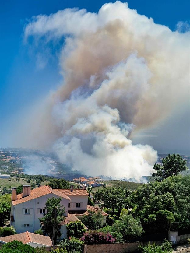 Der Waldbrand von Cascais im Juli 2024 war ein schwerwiegendes Feuer, das in der Region um Cascais, nahe Lissabon, ausbrach und große Teile der bewaldeten Flächen betraf. Das Feuer breitete sich aufgrund starker Winde und hoher Temperaturen schnell aus und stellte die lokalen Rettungskräfte vor erhebliche Herausforderungen. Zahlreiche Feuerwehrleute, unterstützt von Löschflugzeugen und Helikoptern, waren im Einsatz, um die Flammen unter Kontrolle zu bringen und benachbarte Siedlungen zu schützen. Der Brand führte zu Evakuierungen und verursachte erhebliche Schäden an der Umwelt und Infrastruktur. Die genaue Ursache des Feuers wurde untersucht, wobei menschliches Fehlverhalten oder natürliche Faktoren wie Hitze und Trockenheit als mögliche Auslöser in Betracht gezogen wurden.
(07.2024)