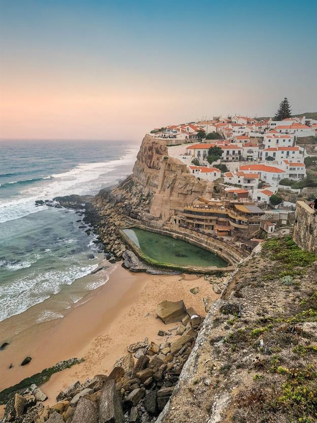 Azenhas do Mar ist ein malerisches Dorf an der Küste Portugals, das sich wie ein Postkartenmotiv an die Klippen schmiegt. Mit seinen weiß getünchten Häusern, den orangefarbenen Dächern und dem atemberaubenden Blick auf den Atlantik ist es ein Ort, der Ruhe und Schönheit vereint. Im Süden des Ortes befindet sich ein besonderes Highlight: ein natürliches Meerwasserbecken, das in die Felsen gehauen ist. Dieses Becken füllt sich bei Flut mit frischem Atlantikwasser und bietet eine einzigartige Möglichkeit, im Meer zu baden, ohne den Gefahren der starken Wellen ausgesetzt zu sein.
(07,2024)