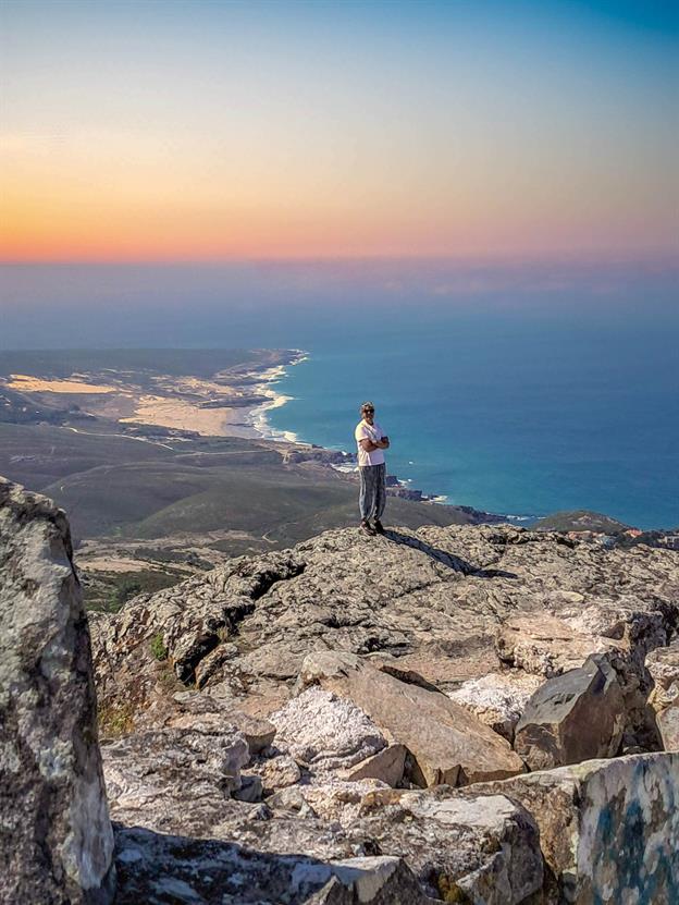 Der Naturpark Sintra-Cascais an der portugiesischen Atlantikküste ist ein magischer Ort. Er erstreckt sich von den schroffen Klippen des Cabo da Roca (dem westlichsten Punkt Europas) bis zu den goldenen Stränden von Cascais (im Hinterrund auf dem Bild) und den mystischen Wäldern der Serra de Sintra (auf dem nächsten Bild). Kurz gesagt: Sintra-Cascais ist ein Ort, der dich mit seiner Schönheit verzaubert – und vielleicht auch ein bisschen atemlos zurücklässt.
(08.2024)