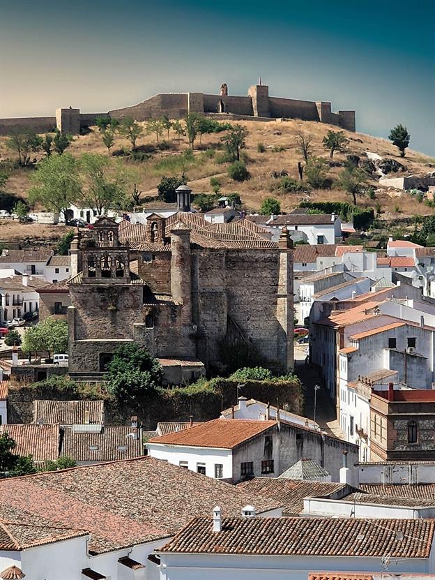 Aracena ist bekannt für ihre beeindruckenden Burgen und historischen Stätten. Die Burg von Aracena, die im 13. Jahrhundert erbaut wurde, thront majestätisch auf einem Hügel und bietet einen atemberaubenden Blick auf die umliegende Landschaft.
(08.2024)