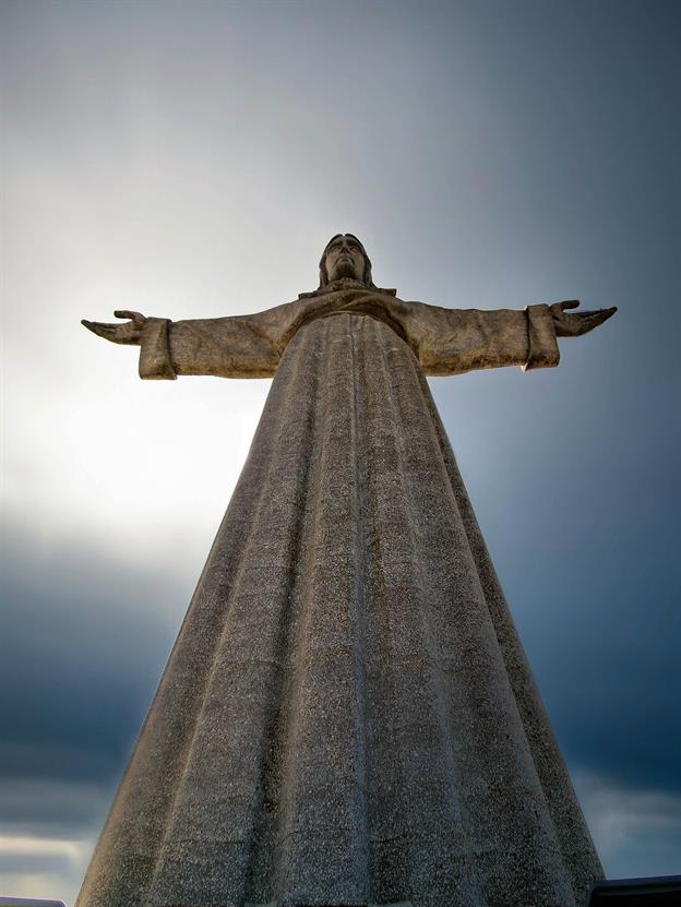 Die Cristo Rei-Statue ist eine beeindruckende Christus-Statue, die sich in Almada, südlich von Lissabon, befindet. Mit ausgebreiteten Armen wendet sich die Figur des Christus König der Stadt Lissabon zu und steht auf einem 82 Meter hohen Sockel. Die Statue selbst ist 28 Meter hoch und damit eine der höchsten Christus-Statuen der Welt ...
(09.2024)