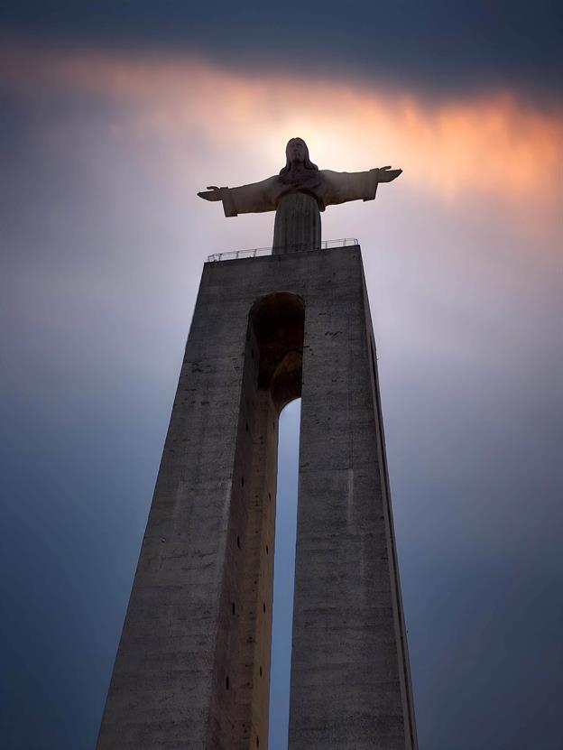 ... Die Idee zu dieser Statue kam dem Erzbischof von Lissabon 1934 während einer Reise nach Rio de Janeiro, Brasilien. Die Bischöfe gelobten, eine Statue zu errichten, sollte Portugal vor dem Zweiten Weltkrieg verschont bleiben. Der Bau begann 1949, und die Statue wurde am 17. Mai 1959 eingeweiht.
(09.2024)