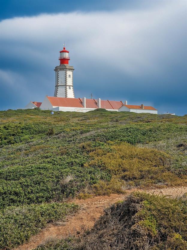 Der Farol do Cabo Espichel ist ein majestätischer Leuchtturm, der stolz auf den Klippen von Cabo Espichel in Portugal thront. Er wirkt, als ob er die Aufgabe übernommen hätte, das Meer zu beaufsichtigen und sicherzustellen, dass sich keine Wellen daneben benehmen. Mit seinem strahlenden Licht weist er den Schiffen den Weg und sorgt dafür, dass sie sicher an der Küste vorbeikommen.
(09.2024)