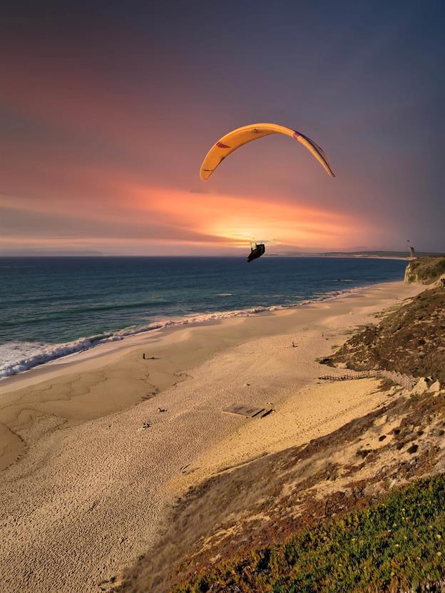 Viele Fallschirmspringer geniessen, dank den Aufwinden, den Strand an der "Praia das Bicas" in Castelo, westlich von Sesimbra.
(10.2024)