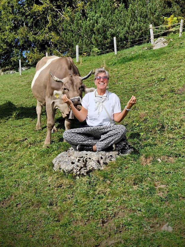 Dieses Foto mit Kuh und Nathalie wurde im Bürgenstock Luzern aufgenommen. Wer hätte gedacht, dass Kühe so neugierig auf Meditation sind? Vielleicht wollte sie einfach nur ein paar Tipps für innere Ruhe und Gelassenheit bekommen.
(10.2024)