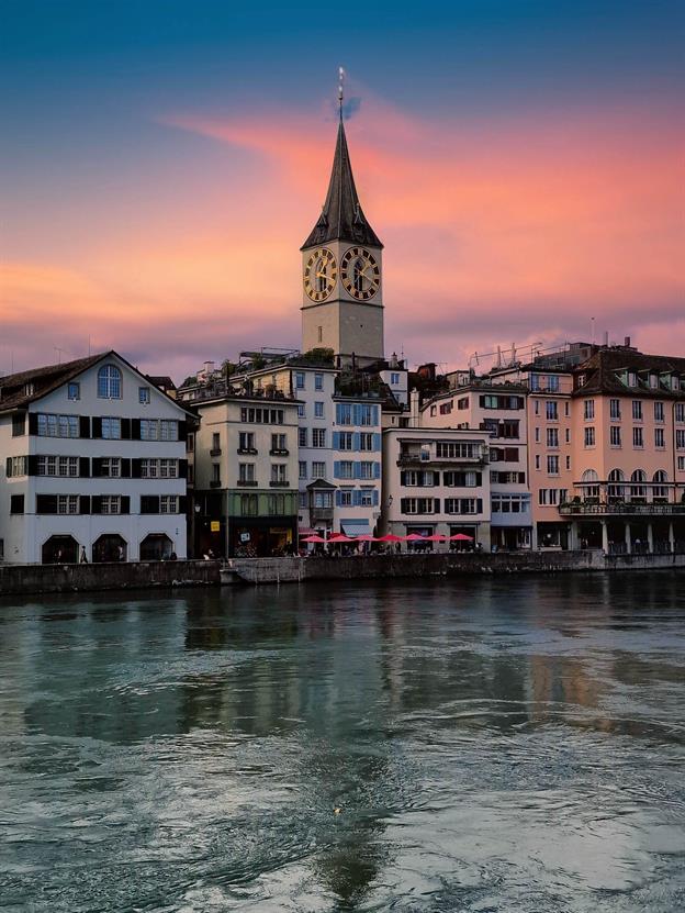 Abendlicher Blick über die Limmat zur St. Peter Kirche.
(10.2024)