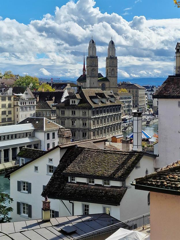 Wir haben uns den Luxus gegönnt, auf einen der beiden Türme zu steigen, um die grandiose Aussicht über die Stadt und den Zürichsee nochmals zu genießen. Damals, im Jahr 2003, war die Welt noch in Ordnung – die Türme waren offen, der Wind pfiff uns um die Nase, und das Fotografieren war ein Kinderspiel. Heute ist das leider nicht mehr möglich, da Verbauungen den Zugang und die Sicht etwas einschränken. Man könnte fast sagen, das Großmünster hat sich ein „Sicherheits-Update“ verpasst – aber dabei leider ein bisschen von seinem Charme verloren.😅
(10.2024)