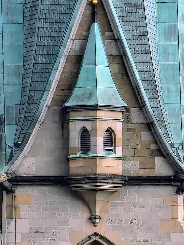 Ein atemberaubender Blick auf den Turm einer Kirche in Zürich. Trotz intensiver Detektivarbeit konnten wir leider nicht herausfinden, zu welcher Kirche dieser Turm passt. Vielleicht hat der Turm beschlossen, ein Geheimnis zu bleiben – oder er genießt einfach die Aussicht zu sehr, um sich zu offenbaren!
(10.2024) 