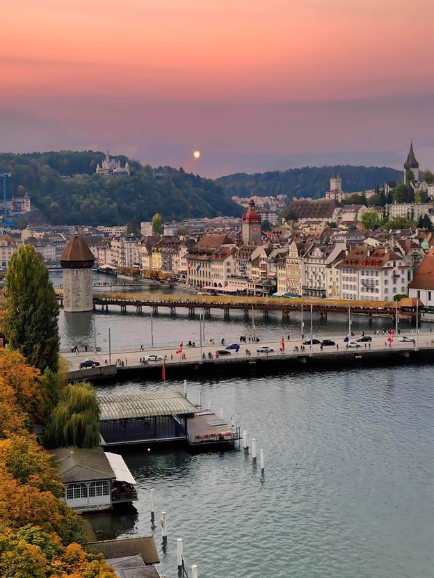 Im Oktober 2024 gab es ein Fest in Luzern. Natürlich durfte ein Riesenrad nicht fehlen – es war der Star des Festes und bot den Besuchern einen atemberaubenden Blick auf die Stadt und den See. Ein Kind fragte seinen Vater der Kapitän war: "Papa, warum dreht sich das Riesenrad?" Der Vater antwortete: "Weil es sonst ein sehr teurer Leuchtturm wäre."
(10.2024)