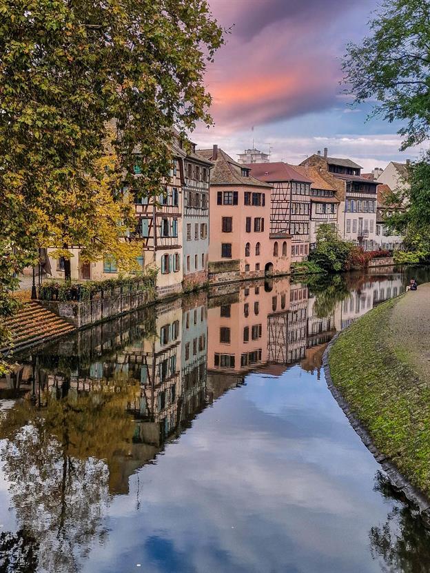 Straßburg im Herbst ist einfach zauberhaft. Die Stadt erstrahlt in warmen Herbstfarben, und die Blätter der Bäume entlang der Ill und in den Parks färben sich in leuchtenden Rot-, Orange- und Gelbtönen.
(10.2024)