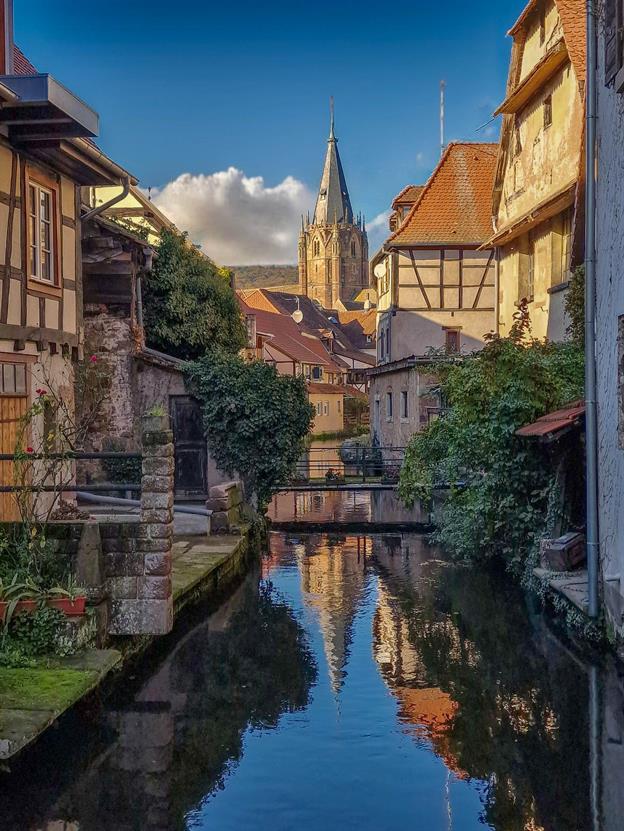 Ein Spaziergang durch Wissembourg fühlt sich an wie eine Reise in die Vergangenheit, bei der man die reiche Geschichte und Kultur der Region hautnah erleben kann. Und natürlich darf man die kulinarischen Köstlichkeiten nicht vergessen – von elsässischen Weinen bis hin zu traditionellen Gerichten wie Flammkuchen und Sauerkraut.
(10.2024)