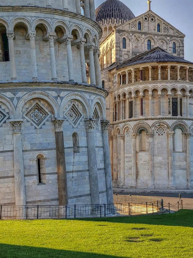 Der Turm ist etwa 56 Meter hoch und hat acht Stockwerke, einschließlich der Glockenstube. Trotz seiner Neigung steht der Turm seit Jahrhunderten stabil und wurde im Laufe der Jahre mehrfach restauriert, um seine Stabilität zu gewährleisten.
(11.2024)