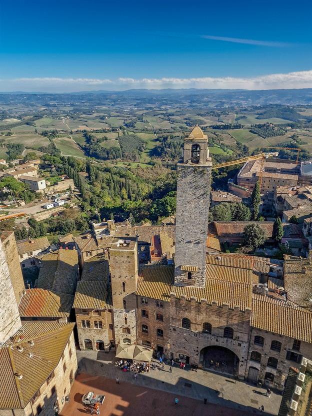 San Gimignano, auch bekannt als das "Manhattan des Mittelalters". Berühmt für ihre gut erhaltenen mittelalterlichen Türme, bietet die Stadt eine beeindruckende Skyline, die an vergangene Zeiten erinnert. Ursprünglich gab es über 70 Türme, von denen heute noch 14 erhalten sind. Diese Türme wurden von wohlhabenden Familien als Statussymbole und Verteidigungsanlagen errichtet ...
(11.2024)