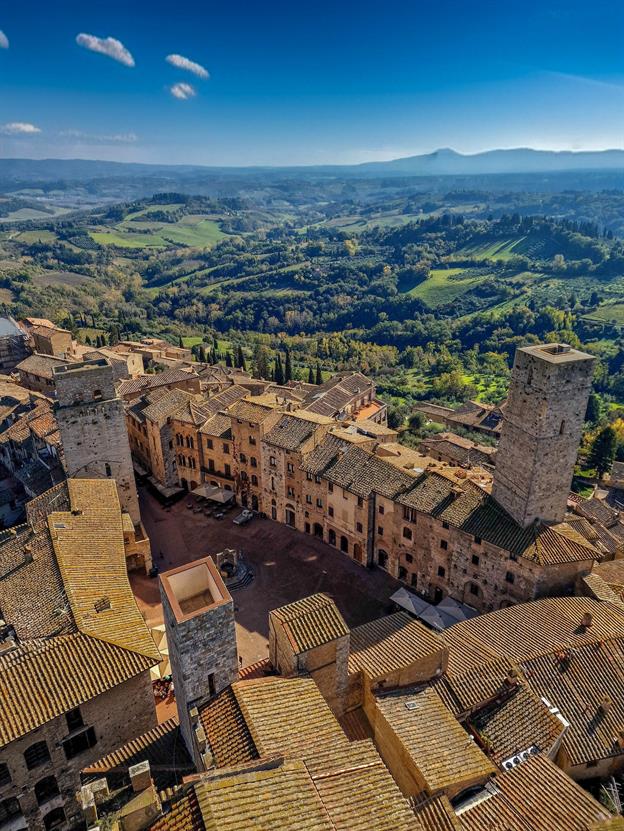 ... Ein Spaziergang durch die engen Gassen fühlt sich an wie eine Reise in die Vergangenheit. Die Piazza della Cisterna und die Piazza del Duomo sind zentrale Plätze, die von historischen Gebäuden und Türmen umgeben sind. Die Stadt ist auch für ihren köstlichen Weißwein, Vernaccia di San Gimignano, bekannt.
(11.2024)