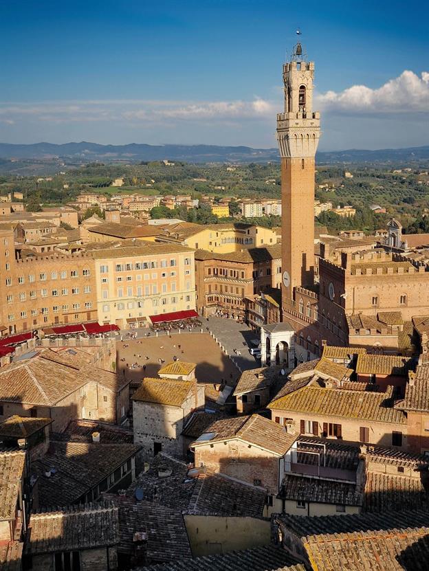 Der Palazzo Pubblico ist ein beeindruckendes gotisches Gebäude, das im 13. Jahrhundert erbaut wurde. Es dient als Rathaus der Stadt und beherbergt heute das Stadtmuseum. Der Palazzo ist bekannt für seinen hohen Turm, den Torre del Mangia, der eine atemberaubende Aussicht über Siena und die umliegende toskanische Landschaft bietet.
(11.2024)