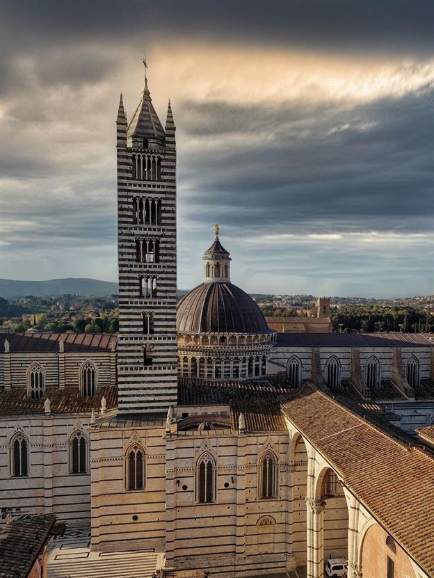 Die Kathedrale, auch bekannt als der Duomo di Siena, ist ein beeindruckendes Beispiel gotischer Architektur. Sie wurde zwischen 1215 und 1263 erbaut und ist bekannt für ihre markante Fassade aus weißem und schwarzem Marmor, die die Farben der Stadt Siena repräsentieren.
(11.2024)