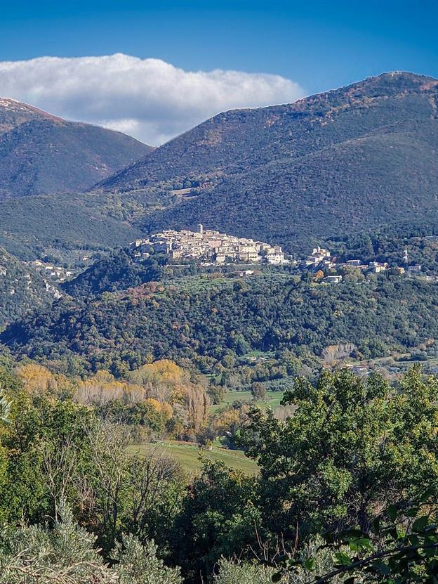 Casperia, ein malerisches mittelalterliches Juwel in der Region Latium, thront auf einem Hügel und bezaubert mit seinen engen, steilen Gassen, verwinkelten Treppen und charmanten Steinhäusern. Das Dorf, das sich wie ein Labyrinth aus vergangenen Zeiten anfühlt, bietet atemberaubende Ausblicke auf die umliegenden grünen Hügel und Olivenhaine. Mit seiner friedlichen Atmosphäre und seinem authentischen italienischen Flair ist Casperia ein perfekter Ort, um die Seele baumeln zu lassen und die Schönheit des einfachen Lebens zu genießen.
(11.2024)