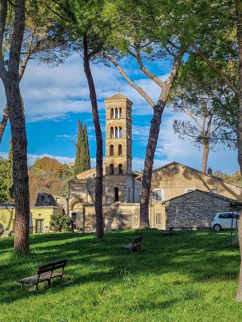 Das Santuario di Vescovio, auch bekannt als Santa Maria in Vescovio, ist eine beeindruckende romanische Kirche in Torri in Sabina, Latium. Sie wurde im 12. Jahrhundert auf den Überresten einer früheren Kirche aus dem 8. Jahrhundert errichtet. Die Kirche ist bekannt für ihre beeindruckende Architektur, darunter der Glockenturm mit fünf Reihen von Fenstern und die wunderschönen Fresken aus dem 13. und 14. Jahrhundert.