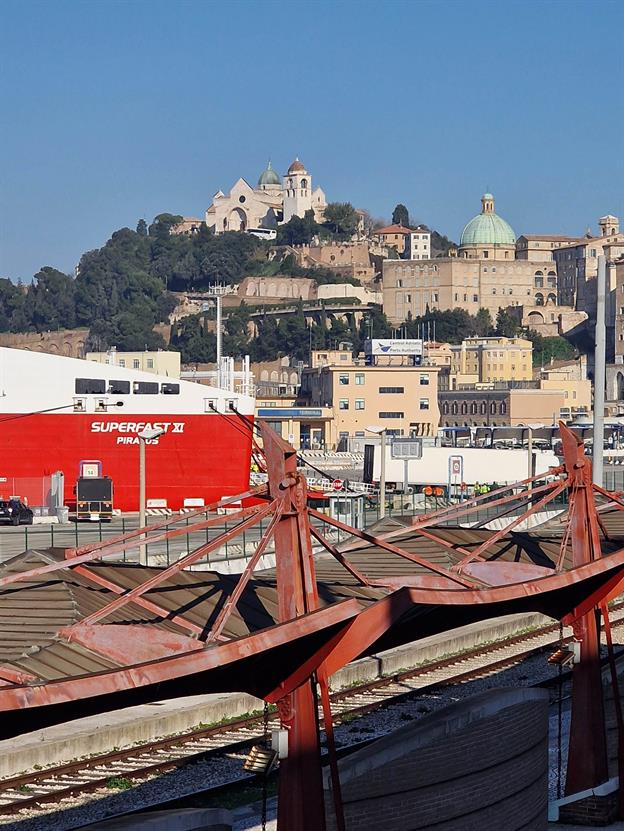 Die charmante Hafenstadt an der Adriaküste, ist wie die unterschätzte Heldin Italiens. Sie hat nicht den Ruhm von Rom oder Venedig, aber dafür eine entspannte, authentische Ausstrahlung. Mit ihrem malerischen Hafen, der sich wie eine offene Arme in das Meer streckt (daher der Name „Ancona“, abgeleitet vom griechischen „Ellenbogen“), ist sie perfekt für alle, die das echte Italien abseits der Touristenmassen suchen.
(12.2024)