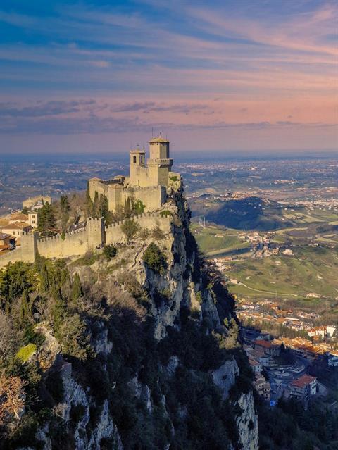 San Marino ist eine kleine, europäische Republik und eine der ältesten bestehenden Republiken der Welt. Sie liegt vollständig von Italien umgeben auf den Hängen des Monte Titano. Mit einer Fläche von etwa 61 km² und einer Bevölkerung von rund 33.869 Einwohnern ist sie der fünftkleinste international anerkannte Staat. Die Hauptstadt trägt ebenfalls den Namen San Marino. Die Amtssprache ist Italienisch, und die Währung ist der Euro. San Marino ist bekannt für seine historischen Festungen und seine reiche Geschichte, die bis ins Jahr 301 zurückreicht.