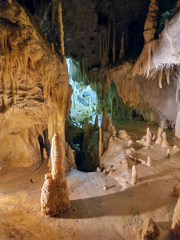 Das bemerkenswerte Naturwunder in der Nähe von Rimini heisst "Grotte di Onferno" und ist der ideale Ausflugsort, wenn es regnet 😊. Es gibt einen Größenvergleich, der besagt, dass die Grotte di Onferno so groß ist, dass man eine Kathedrale darin unterbringen könnte. Die Höhle ist beeindruckend groß und bietet faszinierende Fels- und Gipsformationen sowie eine große Fledermauskolonie.
(01.2025)