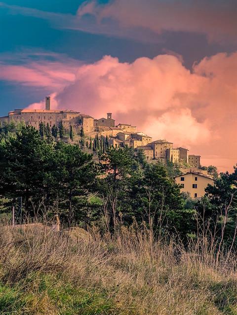 Monte Santa Maria Tiberina liegt in Umbrien, etwa 40 km südlich von Perugia. Das Dorf hat etwa 1112 Einwohner und ist bekannt für seine mittelalterliche Atmosphäre, historische Burgen und atemberaubende Landschaften. Besonders sehenswert sind das Schloss Lippiano und die Pfarrkirche Santa Maria.