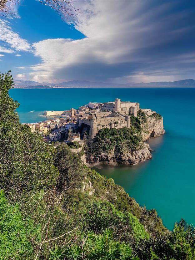 Eines der markantesten Wahrzeichen von Gaeta ist das Schloss von Gaeta, auch bekannt als Castello Angioino-Aragonese. Dieses beeindruckende Bauwerk thront majestätisch über der Stadt und bietet einen atemberaubenden Blick auf das Tyrrhenische Meer.
(01.2025)