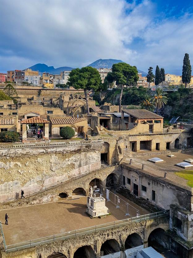 Der Parco Archeologico di Ercolano scheint uns äußerst faszinierend, da die moderne Stadt quasi wie ein Hütchen auf dem antiken Schatz thront, d.h. die Neustadt wurde über die alte gebaut. Diese alte Stadt teilte übrigens das gleiche Schicksal wie Pompeji – nämlich den spektakulären Ausbruch des Vesuvs im Jahr 79 n. Chr. 
(01.2025)