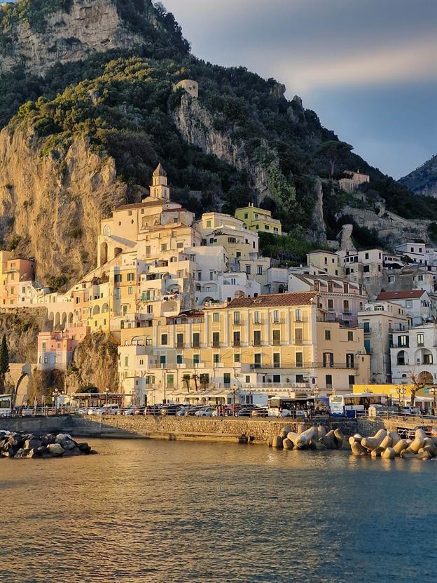 Die Stadt selbst ist ein Labyrinth aus engen Gassen, historischen Gebäuden und malerischen Plätzen. Besonders sehenswert sind der Dom von Amalfi, eine beeindruckende Kathedrale im arabisch-normannischen Stil, und das Chiostro del Paradiso, ein wunderschöner Kreuzgang.
(01.2025)