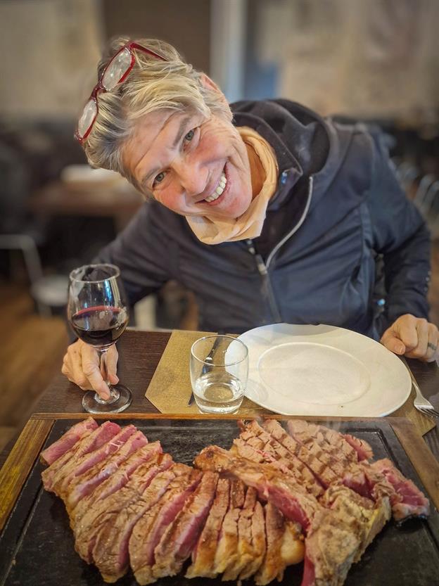 In Italien gibt es bekanntlich mehr als nur Teigwaren und Pizza – auch wenn Letztere fast schon eine Religion ist. 😊 Wer Lust auf etwas Herzhaftes hat, kann einfach zum Metzger gehen, sich ein saftiges Steak oder was auch immer das kulinarische Herz begehrt aussuchen. Und jetzt kommt das Beste: Der Einkauf wird im Handumdrehen im dazugehörigen Restaurant gebraten und serviert. Man könnte sagen, das ist die italienische Version von „Fast Food“ – nur viel stilvoller und mit deutlich mehr Charme. Statt Drive-in gibt es hier „Metzgerei-in“, und statt Plastikbesteck wartet ein gedeckter Tisch auf dich. Und während dein Steak perfekt gegrillt wird, kannst du dich zurücklehnen, den Duft von Knoblauch und Rosmarin genießen und dir denken: „Das ist nicht nur ein Essen, das ist ein Erlebnis!“ 🥩✨
(01.2025)