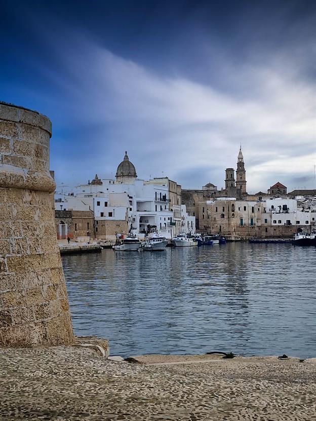 Monopoli ist bekannt für ihre malerische Altstadt, die von engen Gassen, historischen Gebäuden und einer beeindruckenden Festung geprägt ist. Nicht vergessen darf man, dass sie den gleichen Namen hat, wie das berühmte Spiel ums Geld ...
(01.2025)